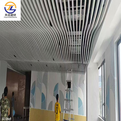 Opsi langit-langit logam aluminium serbaguna yang cocok untuk berbagai aplikasi interior dan proyek renovasi